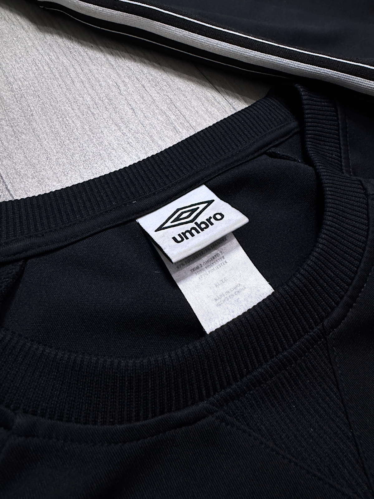 UMBRO BLACK CREWNECK (M)
