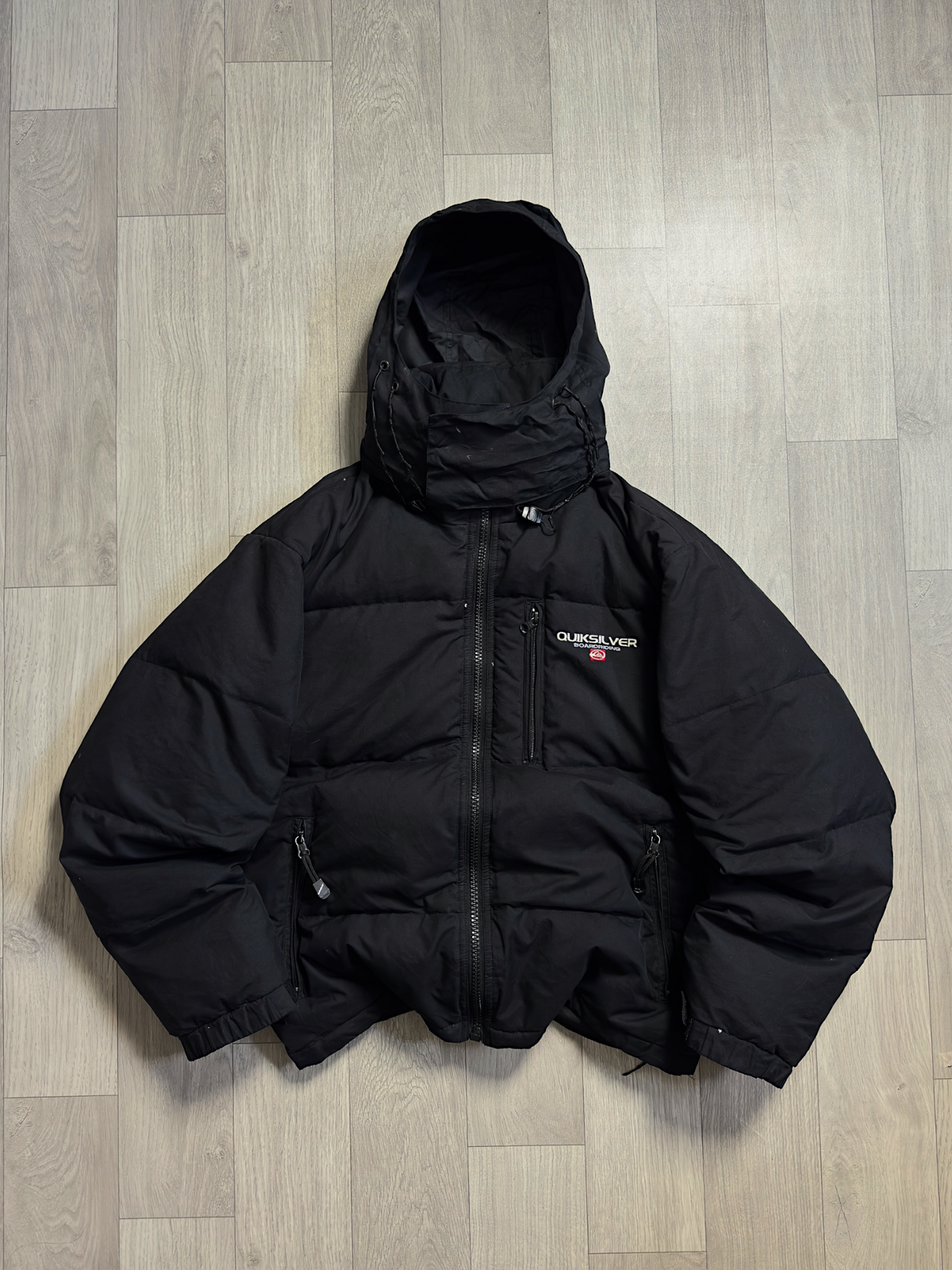 QUIKSILVER PUFFER DE PLUMAS DARK JACKET - CAPUCHA ENRROLLABLE