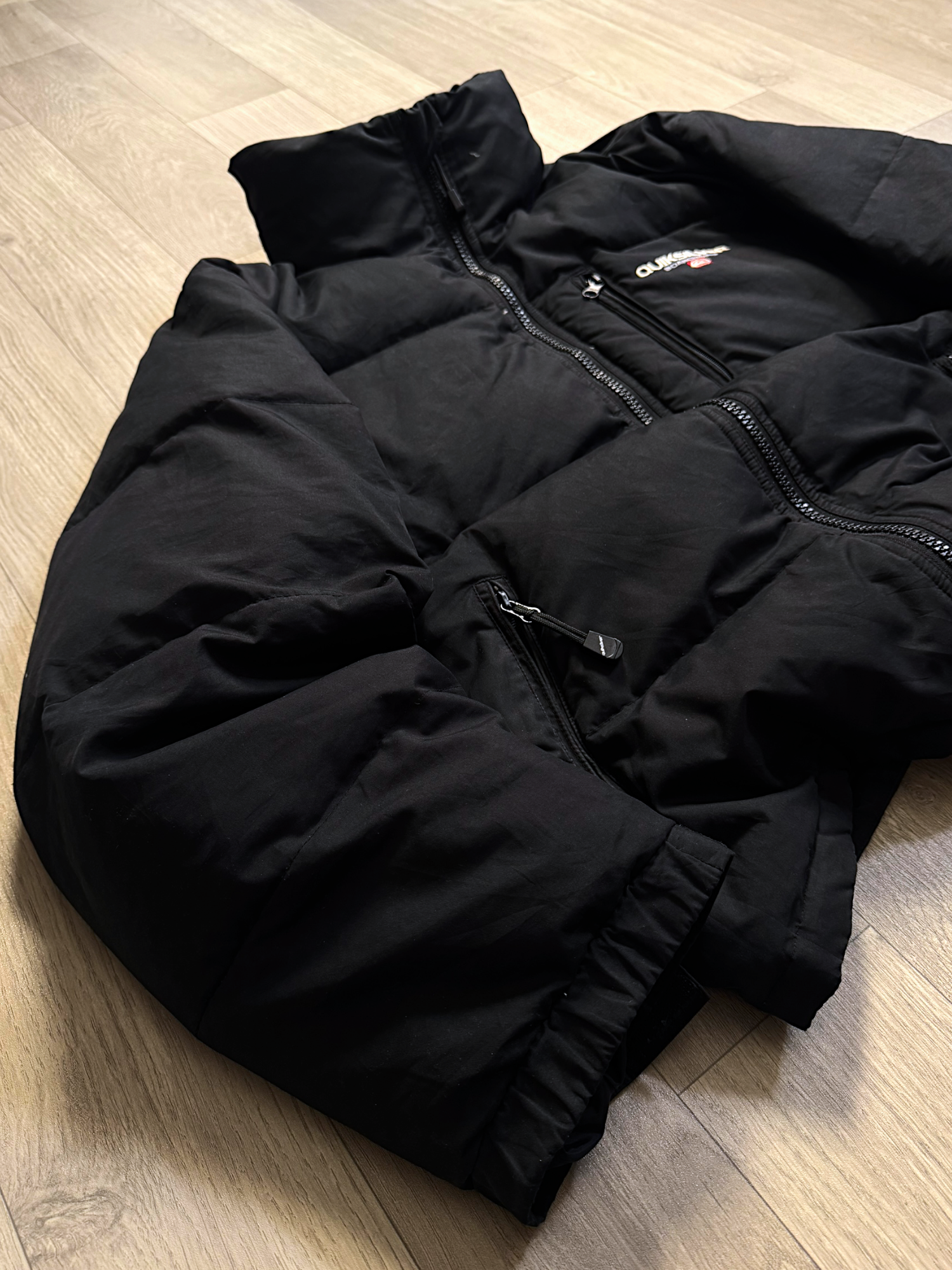 QUIKSILVER PUFFER DE PLUMAS DARK JACKET - CAPUCHA ENRROLLABLE