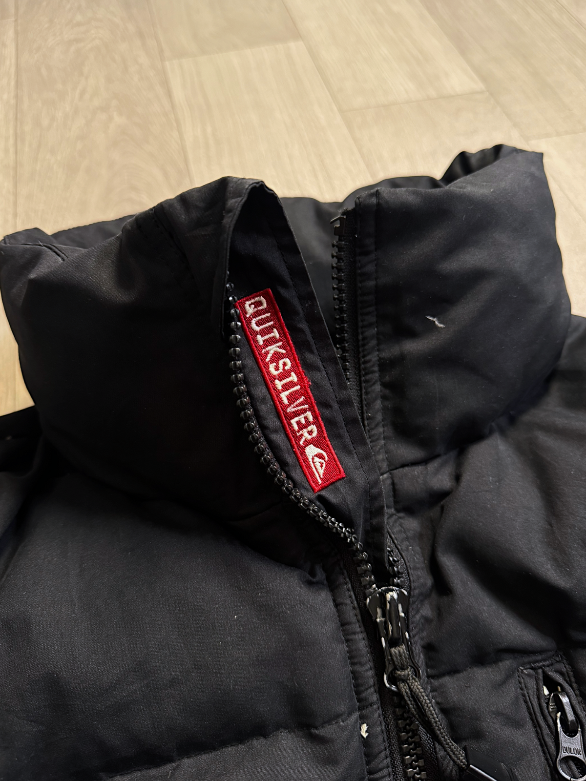 QUIKSILVER PUFFER DE PLUMAS DARK JACKET - CAPUCHA ENRROLLABLE